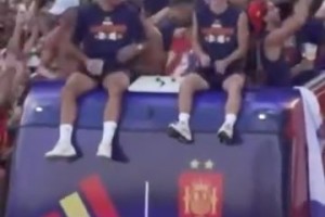 危险玩笑！加维拍了一下罗德里，罗德里突然慌张了一下！