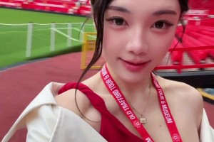 一家都是帅哥美女！李明女儿发视频体验在曼联吃美食