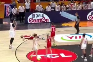 难搞！张子宇连续2次顶翻对手 捷克女篮肉躯对抗故意造犯规