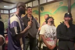 幽默大姚！发布会上翻译手机响了，姚明调侃化解：我们都是新人
