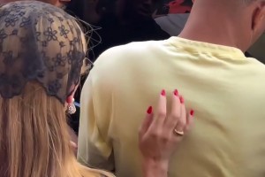 收获满满！姆巴佩壕购后携女友离开，路人围堵拍照起哄！