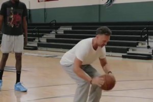 杜兰特和WNBA球员佩奇一起练球，教的还挺认真的！