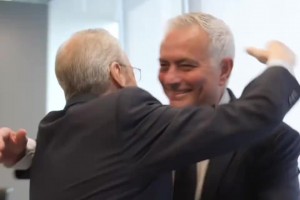 笑得很开心！穆里尼奥完成皇马亮相签约仪式