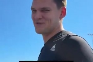 真爽啊！东契奇包机请湖人全队去斯洛文尼亚旅行